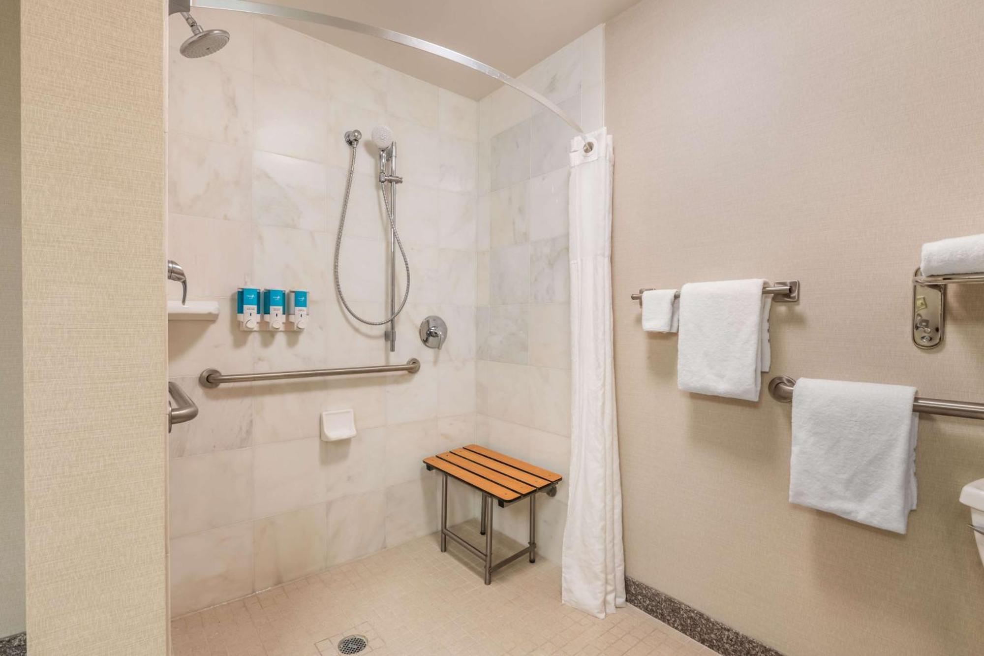 Drury Plaza Hotel Валдоста Экстерьер фото