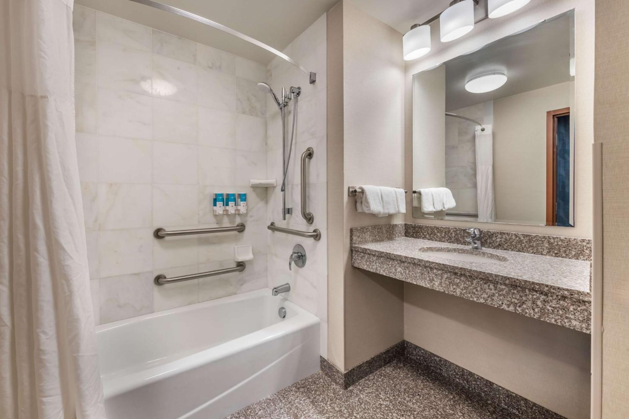 Drury Plaza Hotel Валдоста Экстерьер фото